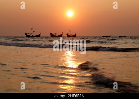 Cox's Bazar, Bangladesch - 31. Dezember 2021: Sonnenuntergang über dem Meeresstrand auf der Insel Saint Martin in Cox's Bazar. „Bangladesch ist eine wunderschöne Dame und die Stockfoto