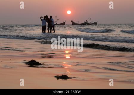 Cox's Bazar, Bangladesch - 31. Dezember 2021: Sonnenuntergang über dem Meeresstrand auf der Insel Saint Martin in Cox's Bazar. „Bangladesch ist eine wunderschöne Dame und die Stockfoto