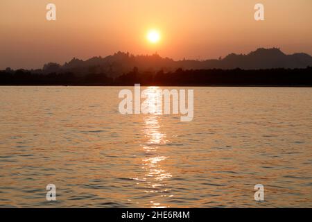 Cox's Bazar, Bangladesch - 31. Dezember 2021: Sonnenuntergang über dem Meeresstrand auf der Insel Saint Martin in Cox's Bazar. „Bangladesch ist eine wunderschöne Dame und die Stockfoto