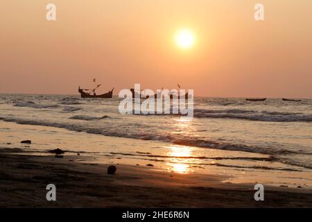 Cox's Bazar, Bangladesch - 31. Dezember 2021: Sonnenuntergang über dem Meeresstrand auf der Insel Saint Martin in Cox's Bazar. „Bangladesch ist eine wunderschöne Dame und die Stockfoto