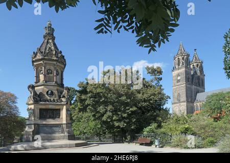 Magdeburg, Kriegerdenkmal von 1877, (Links) und Magdeburger Dom Stockfoto