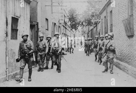 Zweiter Chinesisch-Japanischer Krieg, 1937-1945. Während der Schlacht von Shanghai, August bis November 1937, scannen japanische Truppen der Sondermarinekräfte eine Gasse nach feindlichen Truppen der chinesischen Nationalen Revolutionären Armee. Stockfoto