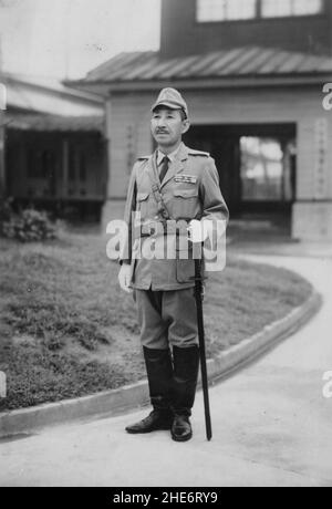 Zweiter Chinesisch-Japanischer Krieg, 1937-1945. Konteradmiral Yamazaki Sukichi, Kommandant der 15th Verteidigungs-/Wacheinheit, steht mit seinem Schwert vor dem Hauptquartier der Einheit auf der nordöstlichen Insel Hainan, um 1942. Die kaiserliche japanische Armee und die Marine starteten im Februar 1939 eine gemeinsame Gefangenenoperation der Insel Hainan, wobei letztere auf der Insel weiterhin aroniert blieb und an einer Reihe von Aufräumoperationen gegen den lokalen Widerstand bis zum Abschluss des Zweiten Chinesisch-Japanischen Krieges teilnahm. Stockfoto