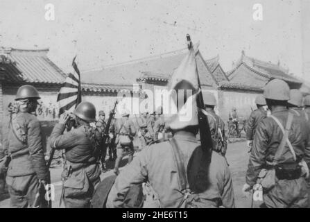 Zweiter Chinesisch-Japanischer Krieg, 1937-1945. Pro-japanische chinesische Soldaten kooperieren mit japanischen Landetruppen der Marine während einer Operation um Weihaiwei, Provinz Shandong, um 1939. Die kaiserliche japanische Marine marschierte Anfang 1938 in Shandong ein, eroberte lebenswichtige Küstenstädte und besetzte sie bis zur Kapitulation des japanischen Imperium im Jahr 1945. Stockfoto