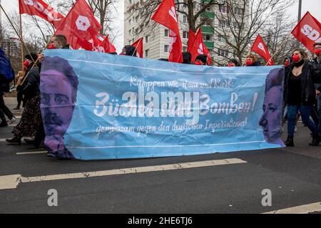 Berlin, Deutschland. 09th Januar 2022. Die Liebknecht-Luxemburg-Demonstration ist eine jährliche politische Demonstration zum Gedenken an die revolutionären Sozialisten Karl Liebknecht und Rosa Luxemburg, die am 15. Januar 1919 ermordet wurden. (Foto: Michael Kuenne/PRESSCOV/Sipa USA) Quelle: SIPA USA/Alamy Live News Stockfoto