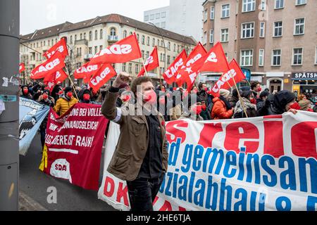 Berlin, Deutschland. 09th Januar 2022. Die Liebknecht-Luxemburg-Demonstration ist eine jährliche politische Demonstration zum Gedenken an die revolutionären Sozialisten Karl Liebknecht und Rosa Luxemburg, die am 15. Januar 1919 ermordet wurden. (Foto: Michael Kuenne/PRESSCOV/Sipa USA) Quelle: SIPA USA/Alamy Live News Stockfoto