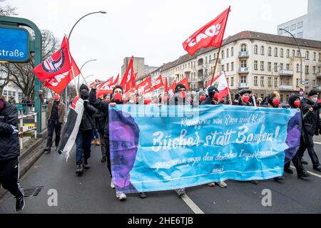 Berlin, Deutschland. 09th Januar 2022. Die Liebknecht-Luxemburg-Demonstration ist eine jährliche politische Demonstration zum Gedenken an die revolutionären Sozialisten Karl Liebknecht und Rosa Luxemburg, die am 15. Januar 1919 ermordet wurden. (Foto: Michael Kuenne/PRESSCOV/Sipa USA) Quelle: SIPA USA/Alamy Live News Stockfoto