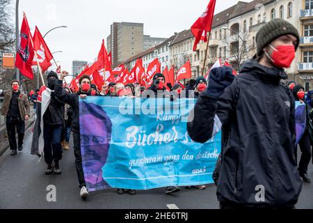 Berlin, Deutschland. 09th Januar 2022. Die Liebknecht-Luxemburg-Demonstration ist eine jährliche politische Demonstration zum Gedenken an die revolutionären Sozialisten Karl Liebknecht und Rosa Luxemburg, die am 15. Januar 1919 ermordet wurden. (Foto: Michael Kuenne/PRESSCOV/Sipa USA) Quelle: SIPA USA/Alamy Live News Stockfoto