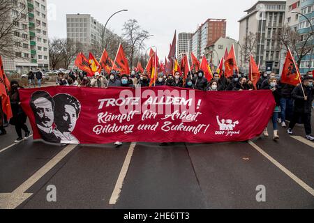 Berlin, Deutschland. 09th Januar 2022. Die Liebknecht-Luxemburg-Demonstration ist eine jährliche politische Demonstration zum Gedenken an die revolutionären Sozialisten Karl Liebknecht und Rosa Luxemburg, die am 15. Januar 1919 ermordet wurden. (Foto: Michael Kuenne/PRESSCOV/Sipa USA) Quelle: SIPA USA/Alamy Live News Stockfoto
