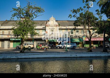 Malerische alte Lagerhäuser und Geschäfte säumen die Atsadang Road entlang des Klong (Kanal) Lod im historischen Stadtgebiet von Bangkok, Thailand Stockfoto