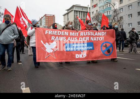 Berlin, Deutschland. 9th Januar 2022. Die Liebknecht-Luxemburg-Demonstration ist eine jährliche politische Demonstration zum Gedenken an die revolutionären Sozialisten Karl Liebknecht und Rosa Luxemburg, die am 15. Januar 1919 ermordet wurden. (Bild: © Michael Kuenne/PRESSCOV via ZUMA Press Wire) Bild: ZUMA Press, Inc./Alamy Live News Stockfoto