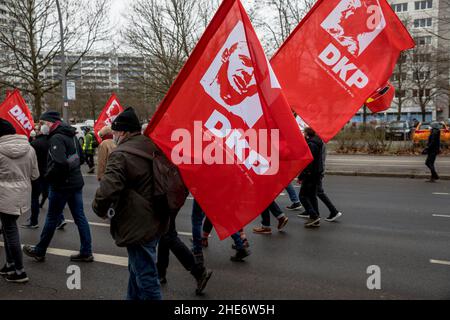Berlin, Deutschland. 9th Januar 2022. Die Liebknecht-Luxemburg-Demonstration ist eine jährliche politische Demonstration zum Gedenken an die revolutionären Sozialisten Karl Liebknecht und Rosa Luxemburg, die am 15. Januar 1919 ermordet wurden. (Bild: © Michael Kuenne/PRESSCOV via ZUMA Press Wire) Bild: ZUMA Press, Inc./Alamy Live News Stockfoto