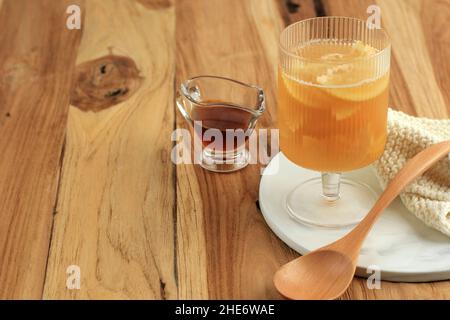 Yuzu Tee aus Yuzu Zitrusmarmelade und Honig. Yuja-Chhong ist eine Marmelade aus Yuzu-Schale, Saft und Honig. Auf Holztisch Stockfoto