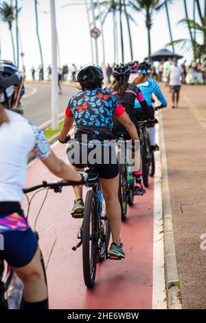 Mehrere Radfahrer auf dem Radweg Farol da Barra in Salvador, Bahia, Brasilien. Stockfoto