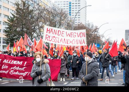Berlin, Deutschland. 9th Januar 2022. Die Liebknecht-Luxemburg-Demonstration ist eine jährliche politische Demonstration zum Gedenken an die revolutionären Sozialisten Karl Liebknecht und Rosa Luxemburg, die am 15. Januar 1919 ermordet wurden. (Bild: © Michael Kuenne/PRESSCOV via ZUMA Press Wire) Bild: ZUMA Press, Inc./Alamy Live News Stockfoto