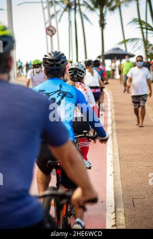 Mehrere Radfahrer auf dem Radweg Farol da Barra in Salvador, Bahia, Brasilien. Stockfoto