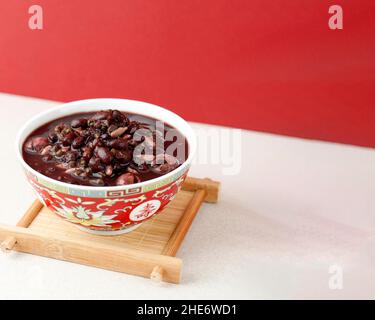 LABA Porridge Eight Treasure Congee, traditionelles chinesisches Gericht, serviert beim LABA Festival, Copy Space Stockfoto