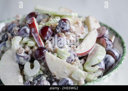 Hausgemachter waldorfsalat aus Apfelnuss mit cremigem Dressing. Gesunde vegetarische Ernährung, selektiver Fokus mit verschwommenem Vorder- und Hintergrund. Stockfoto