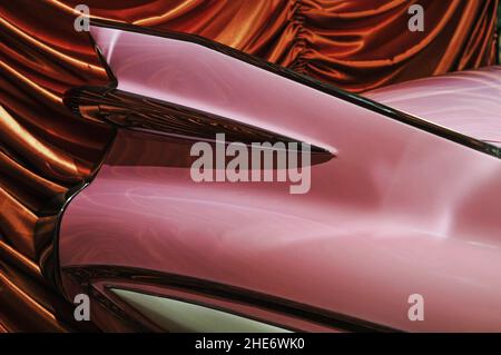 Closuep Schuss des Schwanzes eines klassischen amerikanischen rosafarbenen Retro-Autos Stockfoto