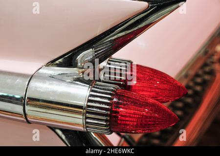 Closuep Schuss des Schwanzes eines klassischen amerikanischen rosa retro rosa Ca Stockfoto