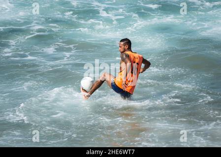 Salvador, Bahia, Brasilien - 15. August 2021: Menschen spielen Sandfußball am Strand von Farol da Barra in Salvador, Bahia, Brasilien. Stockfoto