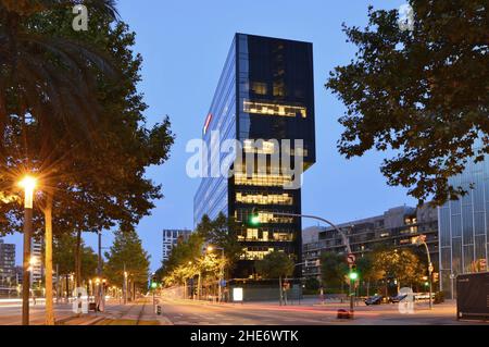 Vodafone Hauptsitz, modernes Gebäude außen in der Abenddämmerung, Avenida Diagonal Barcelona Spanien. Stockfoto