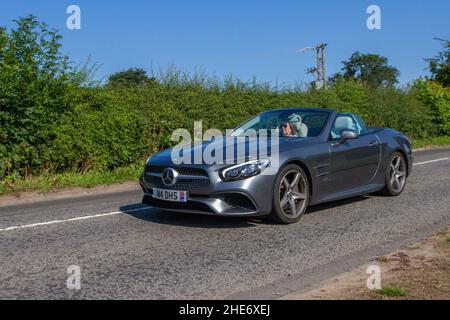 2019 grauer Mercedes-Benz SL, 2996cc 9-Gang-Automatik auf dem Weg zur Capesthorne Hall Classic July Car Show, Ceshire, UK Stockfoto