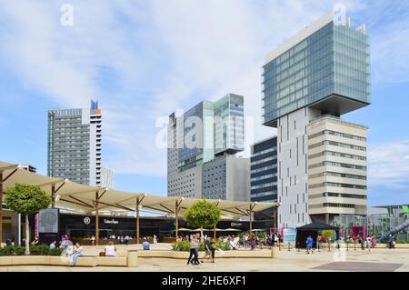 Centro Comercial Diagonal Mar – modernes Einkaufszentrum mit Außenterrasse und Hochhausimmobilien im Stadtteil Sant Marti von Barcelona, Spanien. Stockfoto