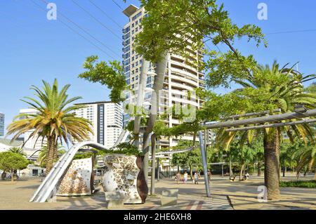 Palmen und Pflanzen in großen Töpfen mit Keramik dekoriert, Parc Diagonal Mar in Sant Marti Bezirk von Barcelona Spanien. Stockfoto