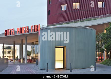 Modernes Hotel Porta Fira Gebäude in der Abenddämmerung, entworfen vom japanischen Architekten Toyo Ito in L'Hospitalet de Llobregat Barcelona Spanien. Stockfoto