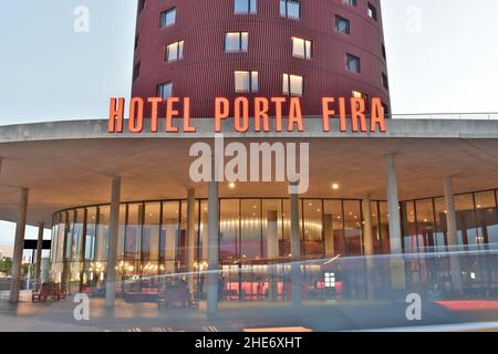 Modernes Hotel Porta Fira Gebäude in der Abenddämmerung, entworfen vom japanischen Architekten Toyo Ito in L'Hospitalet de Llobregat Barcelona Spanien. Stockfoto