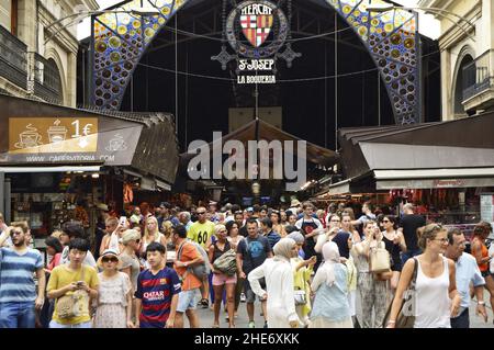 Menschenmenge, Haupteingang zum La Boqueria Markt, überdachter Marktplatz an der La Rambla im Stadtteil Ciutat Vella in Barcelona, Spanien. Stockfoto