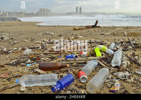 Trümmer durch starken Wind und hohe Gezeiten am Strand von Barcelona in Katalonien, Spanien, gespült. Stockfoto