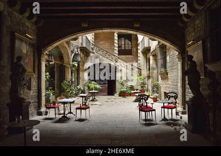 Palau Dalmases Espai Barroc - Eingang zum historischen Palast Restaurant Torbogen, Stadtteil El Born Barcelona Spanien Europa. Stockfoto