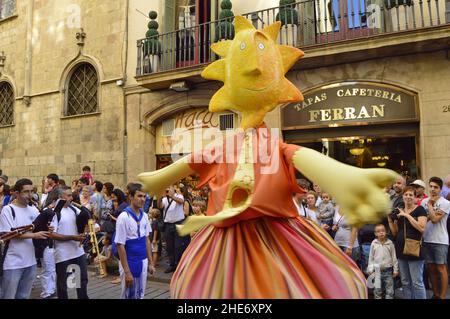 Bunte Riesen (Gigantes) marschieren die Straßen des Barri Gotic (Old Town), während "La Merce" 2015 jährliche Festival in Barcelona Spanien Stockfoto