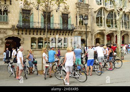 Touristen Fahrrad Sightseeing Tour vor Casa Amatller und Gaudis Casa Batllo in Barcelona Katalonien Spanien. Stockfoto