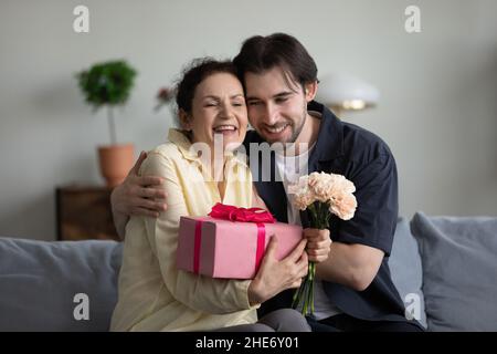 Glückliche zwei Generationen Familie feiert Alles Gute zum Geburtstag. Stockfoto