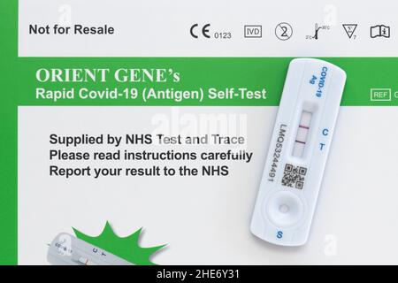 Positiver lateraler Durchflusstest auf der Oberseite der von NHS Test und Trace – Großbritannien bereitgestellten freien Tests Stockfoto