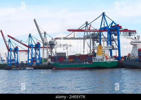 Frachtindustrie und Containerschifffahrt im berühmten Hamburger Hafen Stockfoto