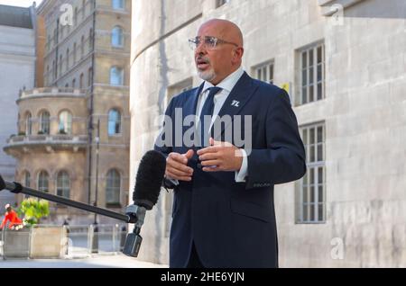 London, England, Großbritannien. 9th Januar 2022. Der Staatssekretär für Bildung NADHIM ZAHAWI wird vor der BBC gesehen, nachdem er am Sonntagmorgen in der Show auftrat. (Bild: © Tayfun Salci/ZUMA Press Wire) Stockfoto