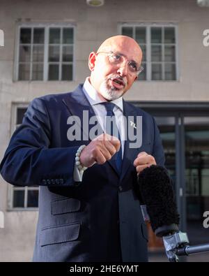 London, England, Großbritannien. 9th Januar 2022. Der Staatssekretär für Bildung NADHIM ZAHAWI wird vor der BBC gesehen, nachdem er am Sonntagmorgen in der Show auftrat. (Bild: © Tayfun Salci/ZUMA Press Wire) Stockfoto