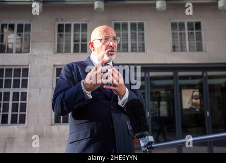 London, England, Großbritannien. 9th Januar 2022. Der Staatssekretär für Bildung NADHIM ZAHAWI wird vor der BBC gesehen, nachdem er am Sonntagmorgen in der Show auftrat. (Bild: © Tayfun Salci/ZUMA Press Wire) Stockfoto