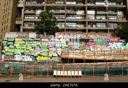 Der Fuß des westlichen London, Landmark, Trellick Tower mit Graffiti-Namen oder Tags der Bewohner im Gebäude darüber. Stockfoto