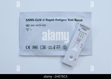 Nahaufnahme des SARS-CoV-2 Schnellantigen-Tests nasal. Der Selbsttest überprüft die Positivität covid-19. Gesundheit, Gesundheitsschutz, Ansteckung, Krankheit, Korona Stockfoto