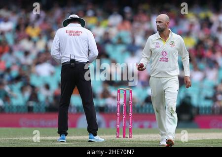 Sydney, Australien. 9th. Januar 2022: Sydney Cricket Ground, Sydney Australien; Ashes International Test Cricket, Australien gegen England, 4th Testtag 5; Nathan Lyon aus Australien bereitet sich auf den Bowl vor Credit: Action Plus Sports Images/Alamy Live News Stockfoto