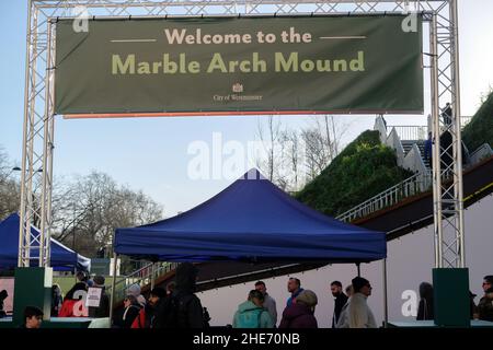 Marble Arch, London, Großbritannien. 9th. Januar 2022. Der letzte Tag des Marble Arch Mound, der mit geschätzten Kosten von mehr als £6 Millionen als das schlechteste Wahrzeichen Londons gilt. Kredit: Matthew Chattle/Alamy Live Nachrichten Stockfoto