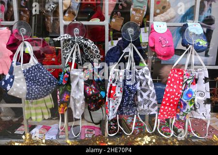 Krakau. Krakau. Polen. Handgemachte bunte Covid Gesichtsmasken zum Verkauf im Schaufenster. Stockfoto
