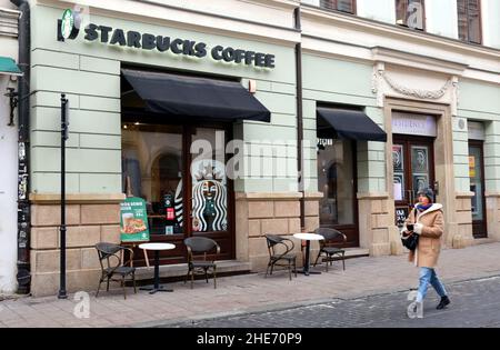 Krakau. Krakau. Polen. Starbucks Café mit Logo an der Fassade. Stockfoto