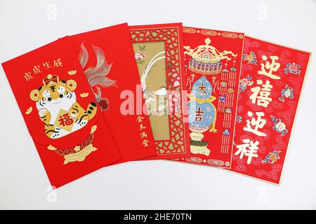 5 Chinesisches Neujahrsglück rote Umschläge (hongbao) mit verschiedenen orientalischen Designs und chinesischen Neujahrsgrüßen, auf weißem Hintergrund Stockfoto