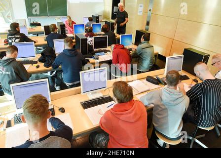 Bitterfeld, Deutschland. 04th. November 2021. An den Berufsschulen Anhalt-Bitterfeld im Bereich Metalltechnik sitzen Auszubildende am Computer. Das Ausbildungszentrum Bitterfeld, das mit 2300 Unternehmen aus acht Bundesländern kooperiert, hat in diesem Jahr mit 2700 Studierenden und Auszubildenden in 68 Ausbildungsberufen einen leichten Anstieg verzeichnet. Die Auszubildenden werden in 155 Klassen in fünf Schularten und einer Pflegeschule unterrichtet. Quelle: Waltraud Grubitzsch/dpa-Zentralbild/dpa/Alamy Live News Stockfoto
